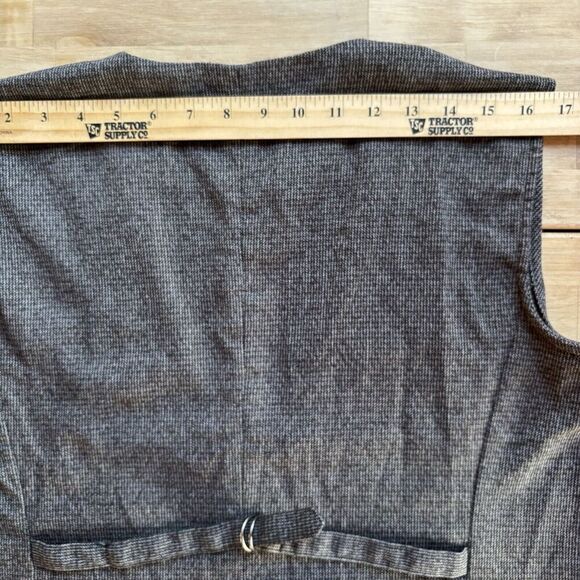 Women's Gray Sleeveless Button-Up Top - Picture 5 of 10